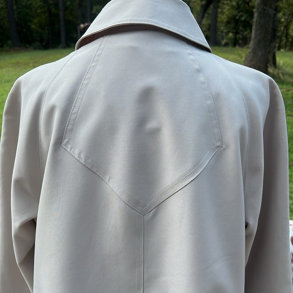 VINTAGE Stylish Tan Trench Rain Cost …205-Hanger - Picture 7 of 16
